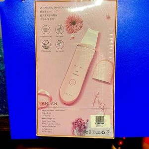 Ultrasonic skin scruber